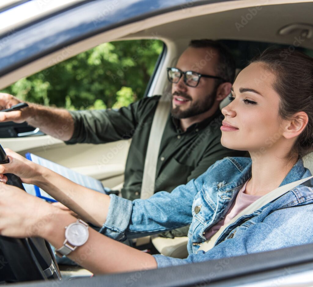 Élève et monitrice pendant une leçon de conduite