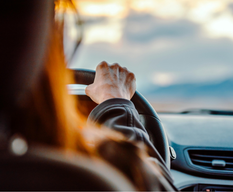Une conductrice au volant, les deux mains sur le volant