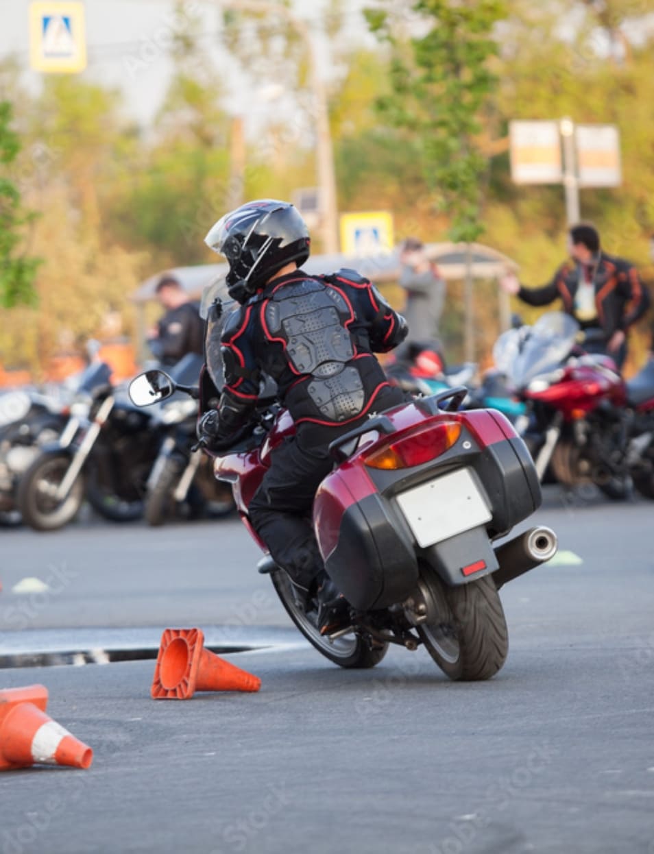 Motards en formation sur route ouverte