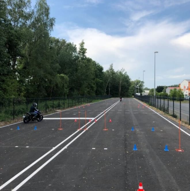 La piste privée de l’auto-école, vue dans l’axe