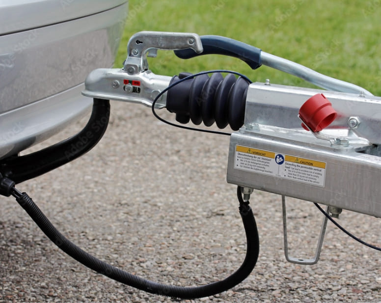 Gros plan sur une tête d’attelage de remorque et son faisceau électrique