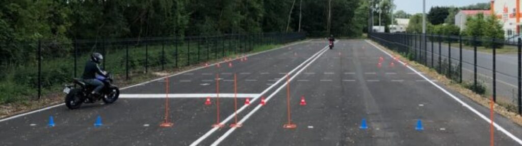 Un élève en formation moto sur la piste privée de l’auto-école Saint-Paul