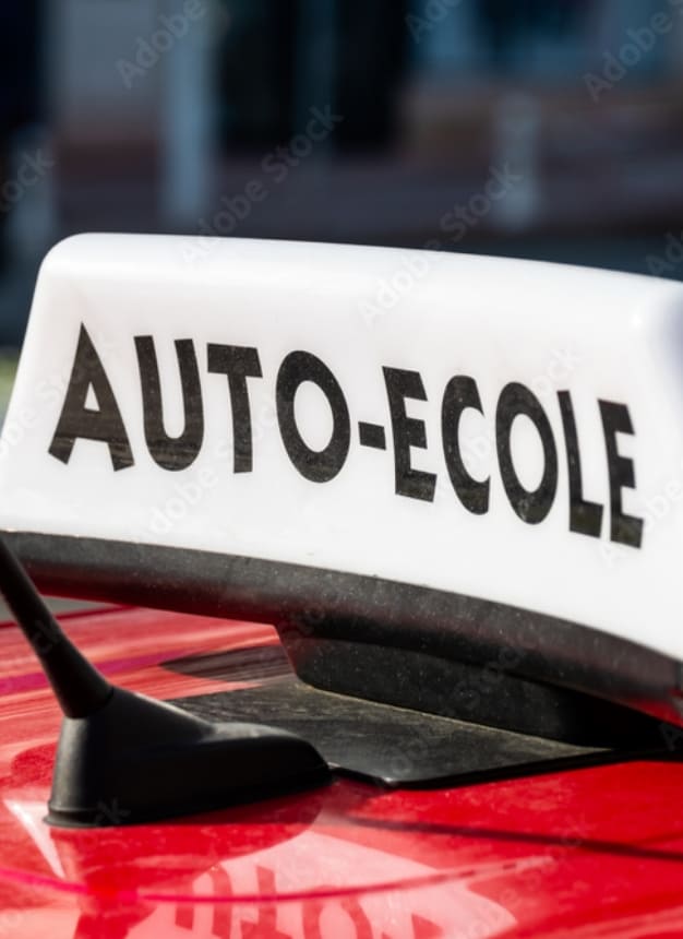 Panneau lumineux « auto-école » sur le toit d’un véhicule
