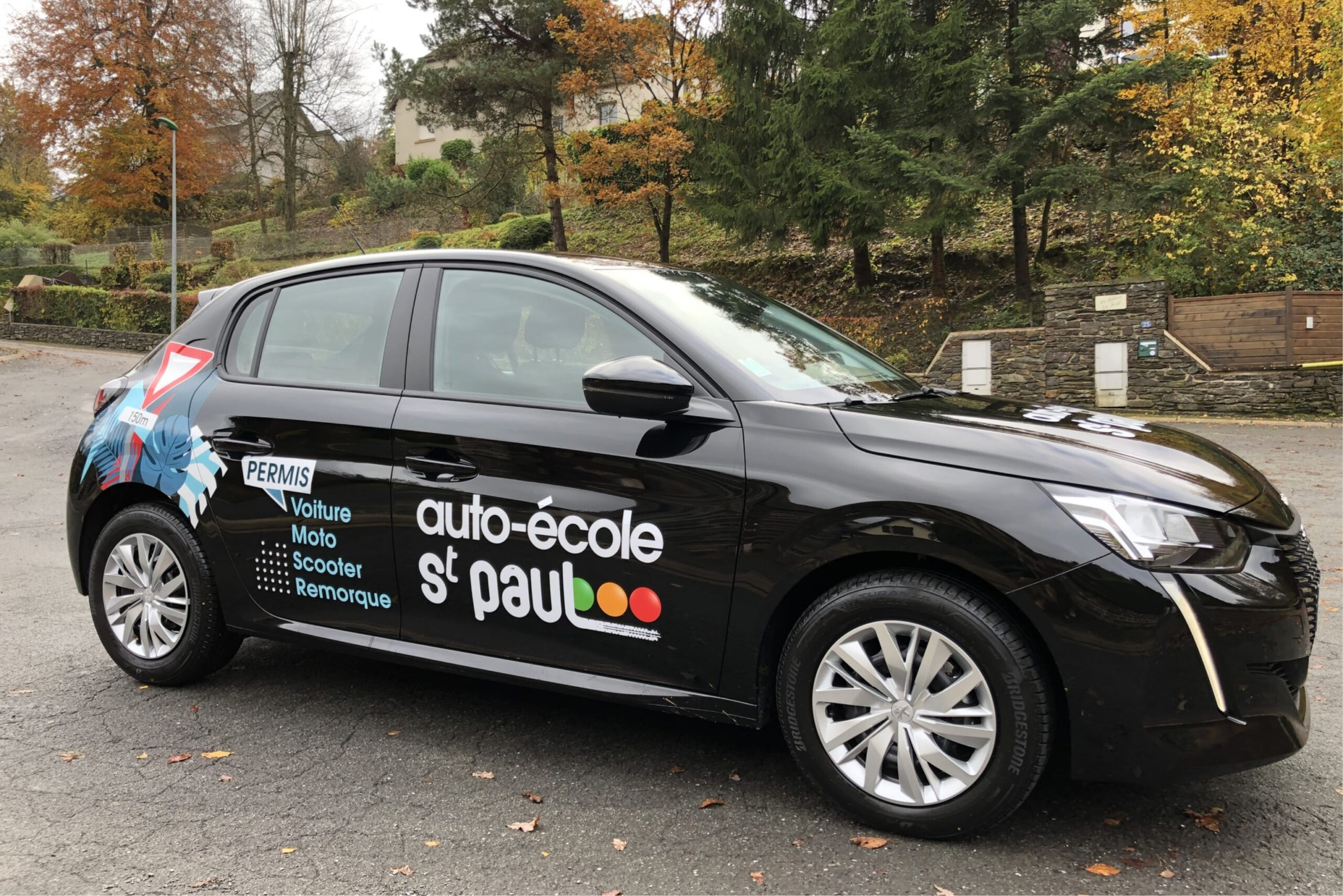 Voiture de l’auto-école Saint-Paul aux couleurs de l’école